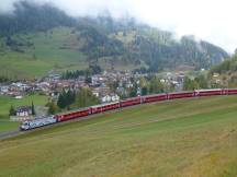 Personenzug auf der mittleren Ebene, im Hintergrund Bahnhof Bergün (untere Ebene)