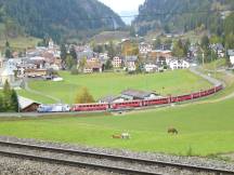 Personenzug auf der unteren Ebene bei Bergün, im Vordergrund die mittlere Ebene