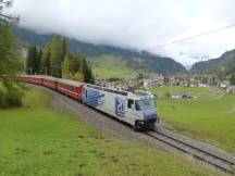 Personenzug auf der mittleren Ebene bei Bergün, im Hintergrund die untere Ebene