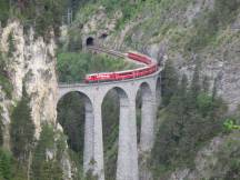 Personenzug auf dem Landwasserviadukt bei Filisur, Blick von Nordosten