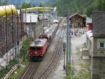 Güterzug am Bf Spinas, links Baustelle für den Albulatunnel II