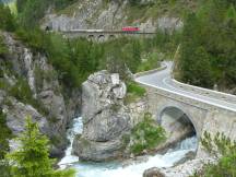 Güterzug im wildromantischen Albulatal zwischen Bergün/Bravuogn und Preda