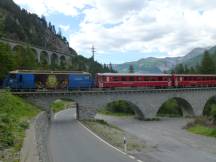 Albulaviadukt I, im Hintergrund Rugnux-Viadukt, Zug fährt Richtung St.Moritz