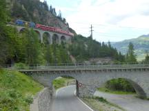 Albulaviadukt I, im Hintergrund Rugnux-Viadukt, Zug fährt Richtung St.Moritz