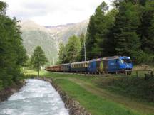 im Val Bever zwischen Spinas und Bever, Zug fährt Richtung Chur