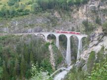 moderner Alegra-Triebwagen in den Abendstunden auf dem Landwasserviadukt