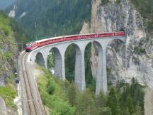 Personenzug auf dem berühmten Landwasserviadukt bei Filisur, Fahrtrichtung Chur