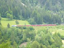 Höhengewinn durch Kehrtunnel bei Filisur (Masten der oberen Ebene oben r. erkennbar)