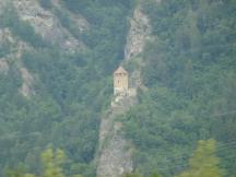 Aussicht auf die Ruine Oberjuvalta bei Rothenbrunnen