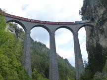 Zug auf dem berühmten Landwasserviadukt bei Filisur, aufgenommen vom Talboden