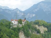 Ausblick auf Schloss Rhäzüns, südlich vom Bf Rhäzüns