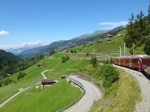 Ausfahrt aus dem Bf Langwies Richtung Chur, Blick das Tal entlang nach Westen