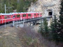 Viadukt über Castieler Tobel (Länge 91 m) vor dem Tunnel Bärenfalle (Länge 249 m)