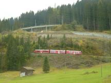 Kehren oberhalb von Litzirüti - Zug auf dem unteren Streckenabschnitt