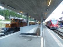 abfahrbereit in Pontresina: Sonderzug (links), Planzug (rechts)