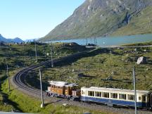 hier trennen sich Bahn und Straße. Im Hintergrund Lago Bianco