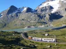 Lago Bianco, links oben Sassal Mason, rechts oben Gletscher 