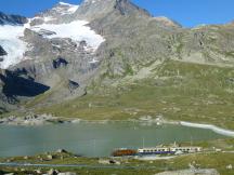 Strecke am Lago Bianco nahe der Station Bernina Ospizio, im Hintergrund Piz Arlas