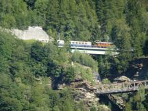 Zug auf Brücke Cavagliasco Sopra, vorne Brücke Cavagliasco Sotto