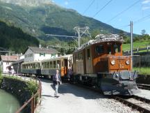 im Bahnhof Miralago, links der Lago di Poschiavo zu erkennen