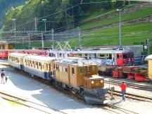 Sonderzug lässt im Bf Poschiavo den Bernina Express passieren