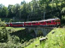 Bernina Express auf einem Viadukt unterhalb Hp Cadera