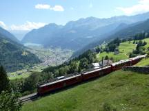 Bernina Express bei Cadera, im Hintergrund im Tal Poschiavo