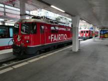 Bf St.Moritz: Wechselstrom-Lok (abgebügelt) auf selben Gleis mit Gleichstrom-Tw