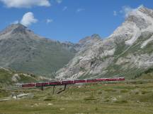 Bernina Express auf der Oberen Berninabachbrücke, hinten v.l. Piz Albris, Pischa, Alv