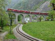 Bernina Express auf dem Kreisviadukt südlich von Brusio