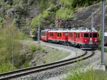Bernina Express verlässt Tunnel Cavagliasco über Brücke Cavagliasco Sotto