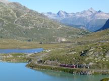 Aussicht vom Parkpl des Ospizio Bernina nach Norden, im Hintergrund Piz Ela und Piz Ot