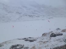 im Winter sind auf dem zugefrorenen Lago Bianco Kite-Surfer unterwegs