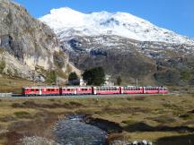 Bernina Express am Ova da Bernina (Berninabach), im Hintergrund Piz Lagalb