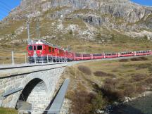 Bernina Express auf einer Brücke über den Ova da Bernina bei Bernina Diavolezza
