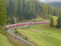 Bernina Express im Albulatal am Ortsrand von Bergün/Bravuogn