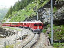 Bernina Express unterhalb von Cavaglia