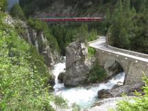 Bernina Express im Albulatal zwischen Bergün/Bravuogn und Preda