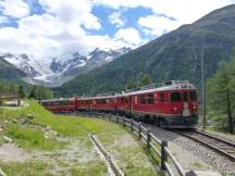 Bernina Express vor dem Morteratsch Gletscher in der Montebello Kurve