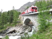 Bernina Express auf der Brücke über die Cascata da Bernina bei Morteratsch