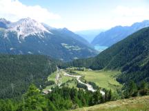 Ausblick von Alp Grüm auf Cavaglia (unten Mitte) und Poschiavo (oben rechts)