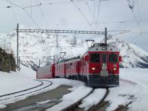 ABe 4/4 III zieht den Bernina Express bei der Einfahrt in den Bf Alp Grüm