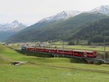 Regionalzug zwischen Madulain und Zuoz