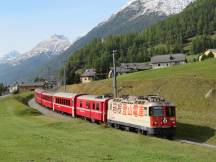 Lok mit Werbung der Partnerbahn Hakone Tozan Tetsudō bei Madulain