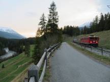 Güterzug im Inn-Tal bei Cinuos-chel-Brail