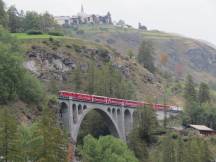 Tuoi-Viadukt bei Guarda, oben im Hintergrund: Ortschaft Guarda