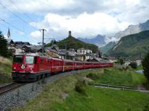 Ardez, im Hintergrund die Ruine Steinsberg