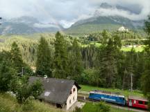 Bf Ftan Baraigla, im Hintergrund das Schloss Tarasp