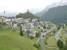 Ortschaft Ardez mit der Ruine Steinsberg