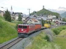 Güterzug in Ardez, im Hintergrund die Ruine Steinsberg